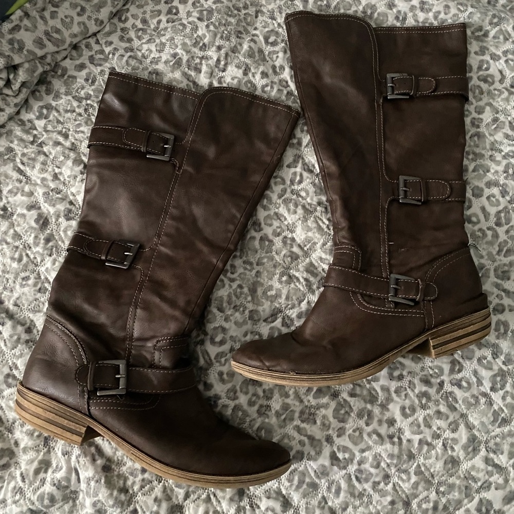 Brown buckle riding boots!